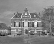 880234 Gezicht op de voorgevel van het gemeentehuis (Dorpsstraat 2) te Bunnik.